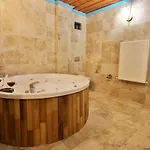 Travel Cave Szálloda 2*