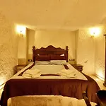 Travel Cave Szálloda