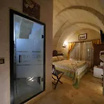 Travel Cave Szálloda